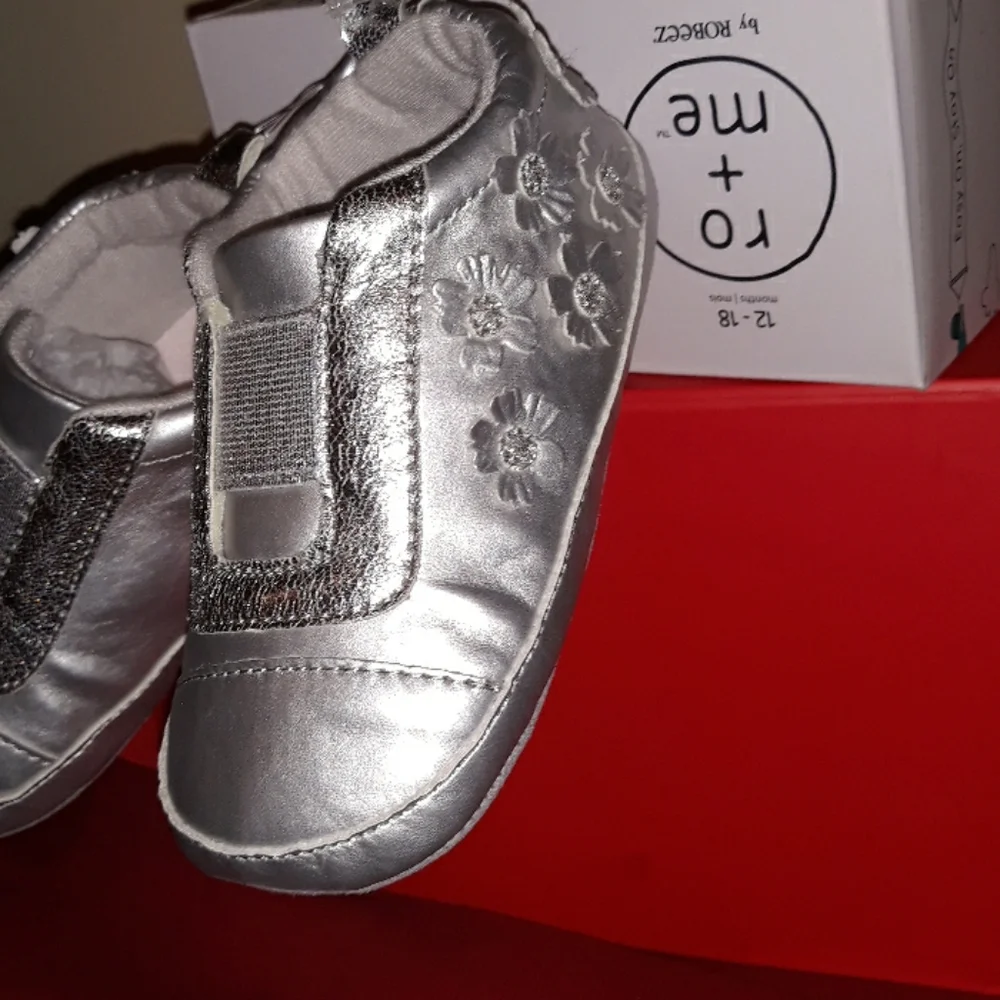 NEW ROBEEZ GIRLS SILVER WITH FLOWERS SHOE